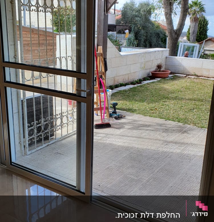 דלת הזזה מאלומיניום עם מסגרת מתכתית